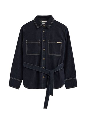 Camisa de mezclilla oscura de manga larga con botones delanteros, dos bolsillos en el pecho, costuras a contraste y un cinturón a juego atado en la cintura.