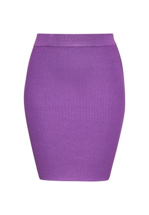 Paarse geribbelde rok met een aansluitend ontwerp en een elastische tailleband. Gladde textuur en knielange snit, met een effen kleur zonder patronen.