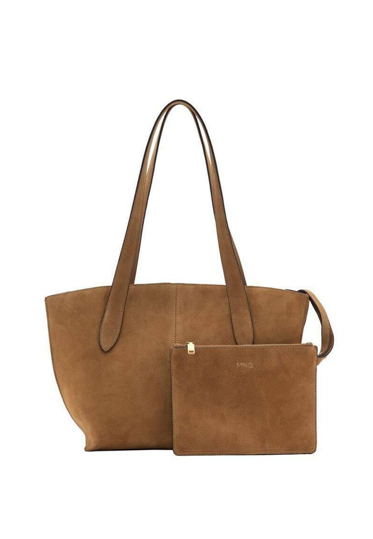 Borsa a tote in suede marrone con manici lunghi, dotata di una piccola pochette coordinata. Texture liscia e design minimalista senza hardware visibile.
