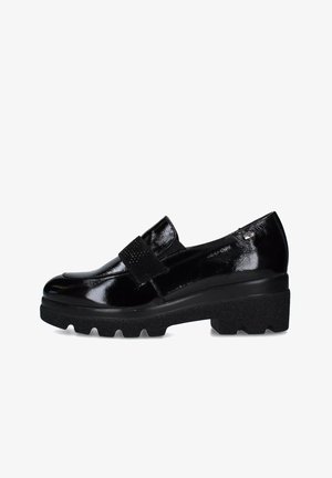 Scarpa in vernice nera con ampio cinturino in velcro, dettaglio testurizzato e suola robusta. Punta arrotondata con un leggero tacco.