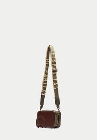 Borsa a tracolla in pelle marrone e tessuto verde oliva con finitura testurizzata, dotata di logo, tracolla regolabile e dettagli metallici.