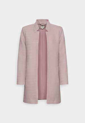 Manteau long rose pâle ouvert sur le devant avec un motif chevrons subtil, manches longues et col montant court, présenté sur fond blanc.