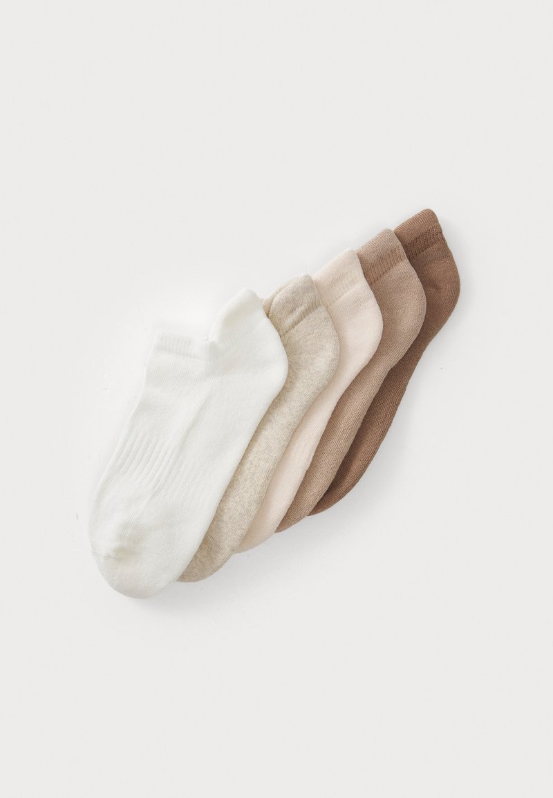 Seks par korte ankelstrømper ordnet i rekkefølge: hvit, beige, lys rosa, nudefarge, mørk beige og brun. Myk tekstur, ribbede mansjetter.