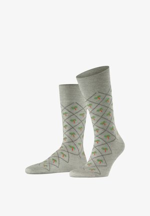 Chaussettes gris clair avec un motif losange comportant de petits motifs de piments verts et rouges, présentées côte à côte sur un fond blanc.