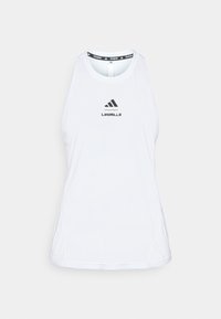 Tricou de sport alb, cu decolteu rotund, fante laterale și logo-ul "LesMills" în negru. Fabricat dintr-un material ușor și respirabil.