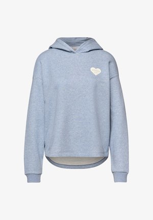 Sweatshirt à capuche bleu clair à manches longues avec un petit logo "Studio Club" en forme de cœur blanc sur la poitrine.