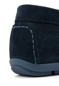 Ciemnoniebieski zamszowy but o teksturowym wykończeniu. Posiada kontrastowe przeszycia i elastyczną gumową podeszwę. Okrągły obcas o prostym designie.