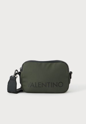 Pravokutna torba preko tijela maslinasto zelene boje s crnim detaljima i podesivim remenom, s velikim crnim logotipom Valentino sprijeda.