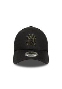 Căciulă de baseball neagră cu o vizieră curbată, având un logo brodat în aur și negru al echipei New York Yankees pe față și un material texturat.