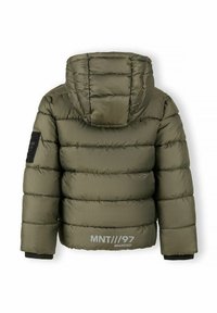 Veste rembourrée vert olive avec une capuche, présentant un design matelassé, des poignets côtelés et un logo sur le côté inférieur gauche.