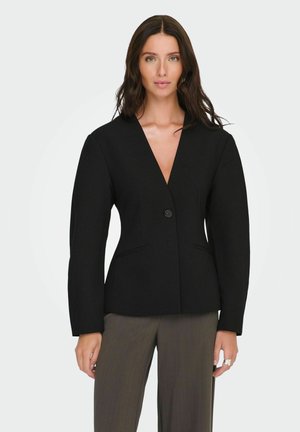 Blazer noir avec un col en V, fermeture à un bouton, épaules structurées et deux poches avant. Tissu lisse avec des coutures définies.