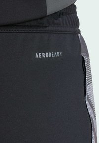 Schwarze Sportshorts mit AeroReady-Branding, ausgestattet mit einem strukturierten Design an der Seite und einem bequemen elastischen Bund.