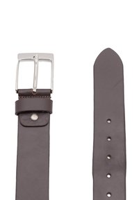 Bruine leren riem met een zilveren metalen gesp, met een gladde textuur, een taps toelopend einde en meerdere verstelgaten langs de riem.