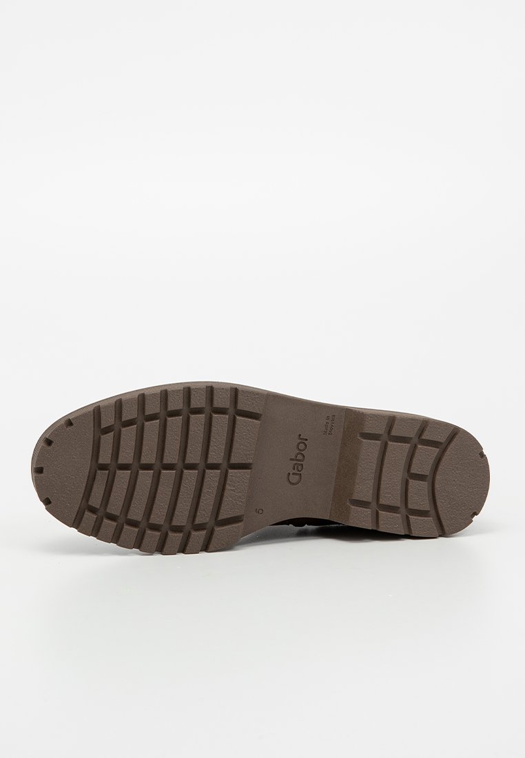 Bruine rubberen zool met een getextureerd profiel. Bevat subtiele branding "Gabor" in reliëf aan de zijkant, ontworpen voor grip en duurzaamheid.
