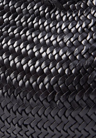 Μαύρη πλεκτή δερμάτινη τσάντα με χαρακτηριστικό, περίπλοκο σχέδιο. Η πλέξη είναι ομοιόμορφη με γυαλιστερό φινίρισμα, αναδεικνύοντας την δεξιοτεχνία της.