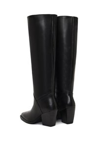 Stivali in pelle nera al ginocchio con una texture liscia, punta quadrata e tacco a blocco resistente. Un dettaglio cucito corre lungo il retro dello stivale.
