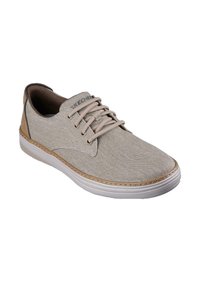 Scarpa beige in tela con lacci, dalla superficie testurizzata, con accenti marroni a contrasto e suola in gomma bianca. Presenta dettagli cuciti.