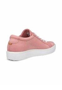 Rosa lädersneaker med vit gummisula, rund tå och snörning framtill. Har en liten accentflik på hälen. Slät textur.