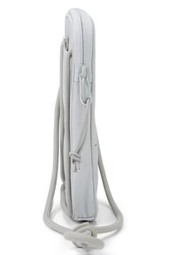Pochette per smartphone in tessuto grigio chiaro con chiusura a zip, forma sottile e tracolla regolabile per il trasporto. Presenta una superficie texturizzata.