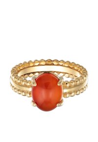 Bague en or contenant une pierre ovale en cornaline orange au centre, avec des bandes texturées et des surfaces lisses et polies.