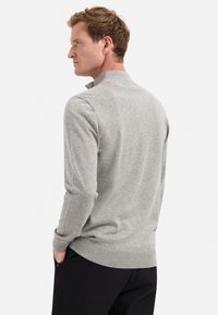 Grau pullover mit Stehkragen, gerippten Bündchen und Saum, aus einem Baumwollmischmaterial, taillierter Form und glatter Textur.
