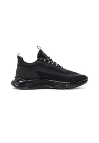 Czarne sportowe sneakersy z siateczkowego i gładkiego materiału. Posiadają teksturowaną podeszwę, odblaskowe akcenty oraz sznurowany design.