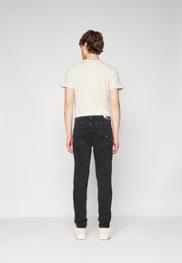 Tommy Jeans AUSTIN - Slim fit jeans - denim black