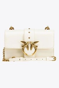 Borsa a tracolla in pelle bianca con hardware dorato, caratterizzata da un anello decorativo e accenti di uccellini, e una tracolla testurizzata con borchie.