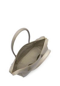 Sac à main en cuir gris clair avec une texture lisse, des anses supérieures et une fermeture éclair. L'intérieur présente une doublure en tissu simple et des poches.