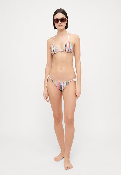Bikini a righe multicolori in design triangolare con sottili spalline bianche. Il bikini presenta una parte inferiore a vita bassa con lacci laterali.