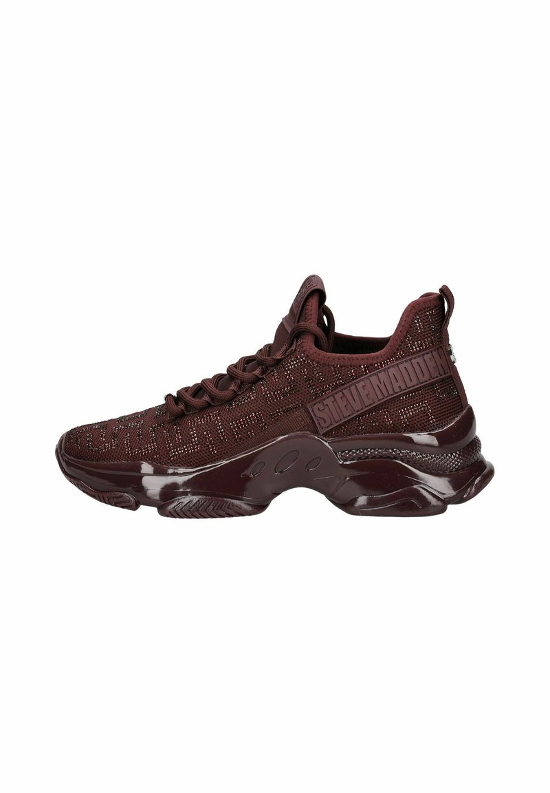 Scarpe da ginnastica bordeaux con tomaia in maglia testurizzata, intersuola lucida e dettagli con logo distintivo sui lati e sul retro.