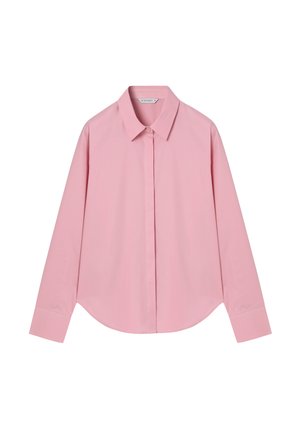 Růžová košile s dlouhým rukávem a knoflíkovým zapínáním, s klasickým límcem, rovním lemem a hladkým, lehkým materiálem. Jednoduchý design bez vzorů.