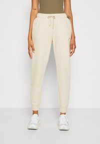 Nike Sportswear - CLUB PANT  - Pantalon de survêtement - sanddrift/white Image miniature 1