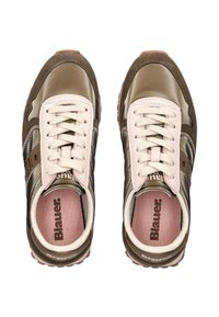 Hnědé a olivově zelené tenisky s metalickým leskem, bílé tkaničky, růžové vložky a texturované gumové podrážky; mají kontrastní švy.