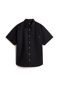 Camisa negra de manga corta con cuello, cierre frontal de botones, un bolsillo en el pecho y una textura lisa y mate. Presenta una sutil etiqueta de la marca.