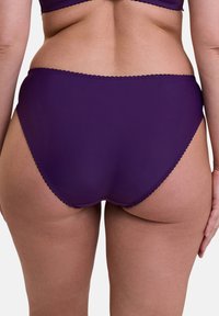 Bas de bikini violet avec un design à taille haute. Texture lisse, orné de coutures décoratives le long de la taille et des ouvertures des jambes.