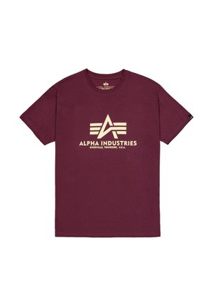 Bordeaux ronde hals t-shirt van katoen met een gestructureerde afwerking. Voorzien van een groot wit "Alpha Industries" logo en embleem op de voorkant.