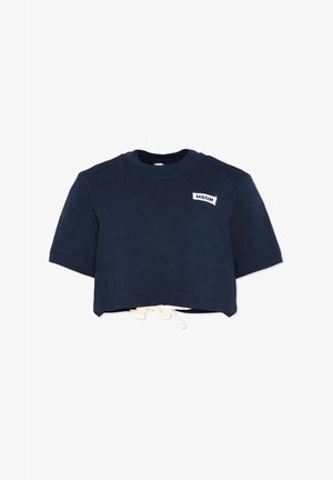 Granatowy krótki top z krótkim rękawem, z okrągłym dekoltem, białym sznurkiem u dołu oraz małym białym logo "MSGM" na lewej piersi.