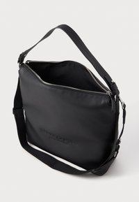 Czarna skórzana torebka na ramię o gładkim wykończeniu, z zamkiem błyskawicznym i regulowanym paskiem. Posiada wytłoczone logo marki z przodu.