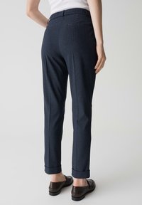 Maßgeschneiderte dunkelblaue Hosen mit einem strukturierten Muster, ausgestattet mit einem aufgeschlagenen Saum, Seitentaschen und einem flachen Bund.