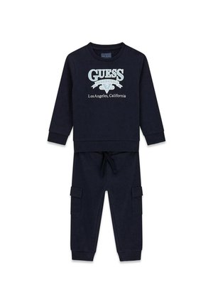 Granatowy zestaw bluza z długim rękawem i spodnie z logo "GUESS Los Angeles, California" z przodu oraz kieszeniami typu cargo na spodniach.