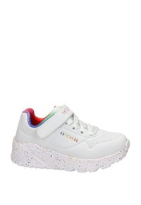 Scarpa sportiva bianca Skechers con cinturino in velcro, tomaia testurizzata e suola multicolore a pois. Accentatura arcobaleno sul colletto interno.