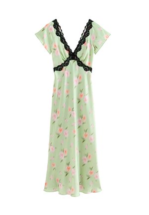Robe midi en satin vert clair avec motif floral rose, manches courtes, décolleté en V profond et bordure en dentelle noire sous la poitrine et au niveau du décolleté.