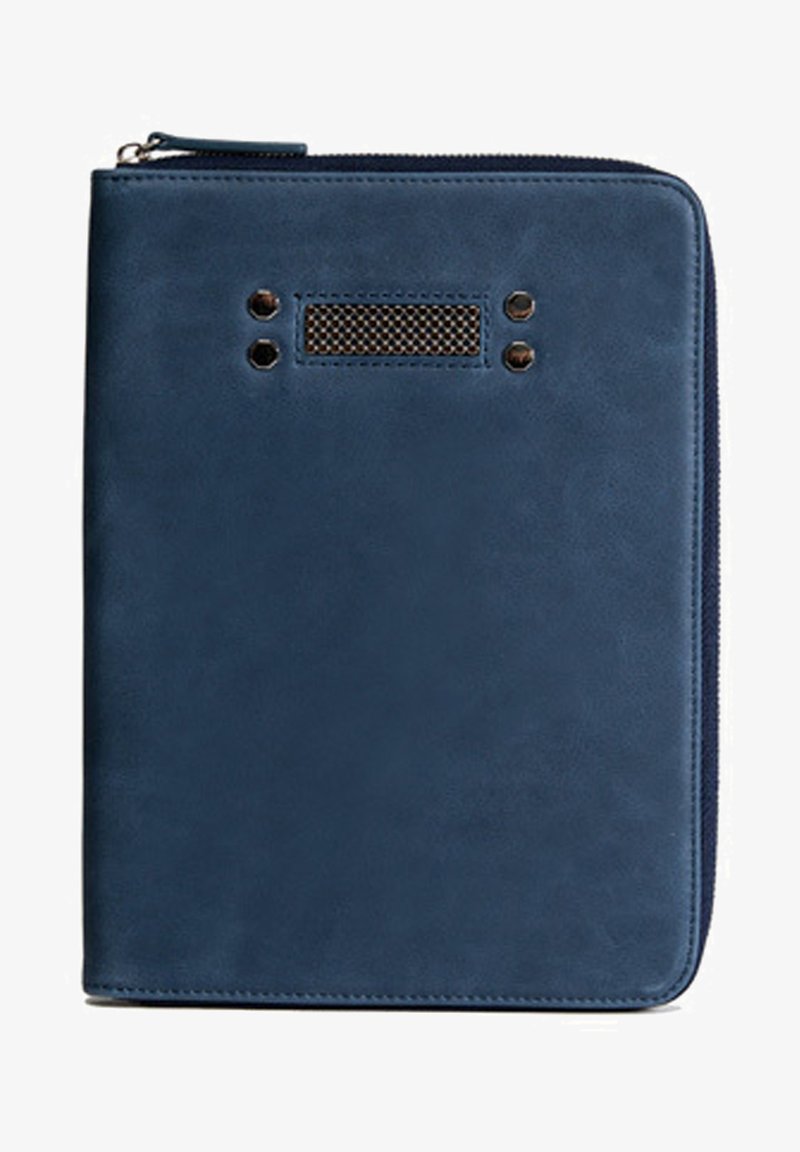 Classeur zippé en cuir bleu marine avec un devant texturé, présentant deux accents métalliques ronds et un détail en maille rectangulaire. Fini lisse.