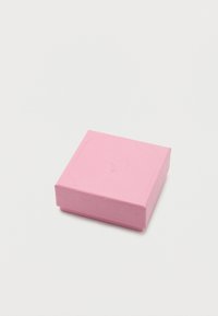 Τετράγωνο ροζ υφασμάτινο κουτί δώρου με διακριτικό ανάγλυφο λογότυπο κύκνου, κλειστό, απεικονίζεται σε απλό λευκό φόντο.