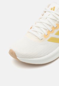 adidas Performance FALCON 3.0 - Scarpe da corsa su strada - core white/gold metallic/magic beige