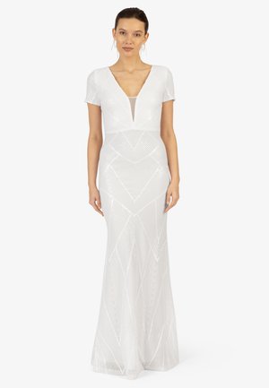 Weißes, bodenlanges Kleid mit kurzen Ärmeln, tiefem V-Ausschnitt und geometrischem Paillettenmuster. Geschmeidige Textur und enganliegende Silhouette. Transparente Mesh-Einlage.