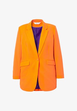 Blazer arancione con vestibilità su misura, chiusura a un bottone, rever a punta, due tasche frontali e una fodera viola a contrasto.