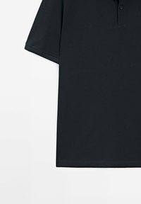 Černé polo tričko s krátkým rukávem, které má zapínání na knoflíky a texturovanou látku. Rovný střih se jednoduše zakončeným lemem.