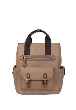 Beżowy plecak z czarnymi uchwytami, przednią kieszenią na zamek i większą kieszenią z klapą zabezpieczoną dwoma klamrami, pokazany na białym tle.